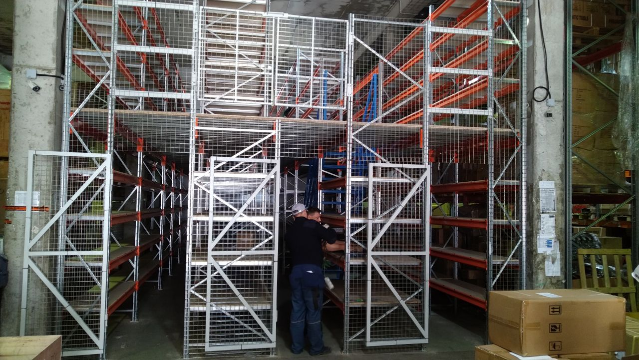 Мезонин для полочного хранения запчастей, настил ДСП.